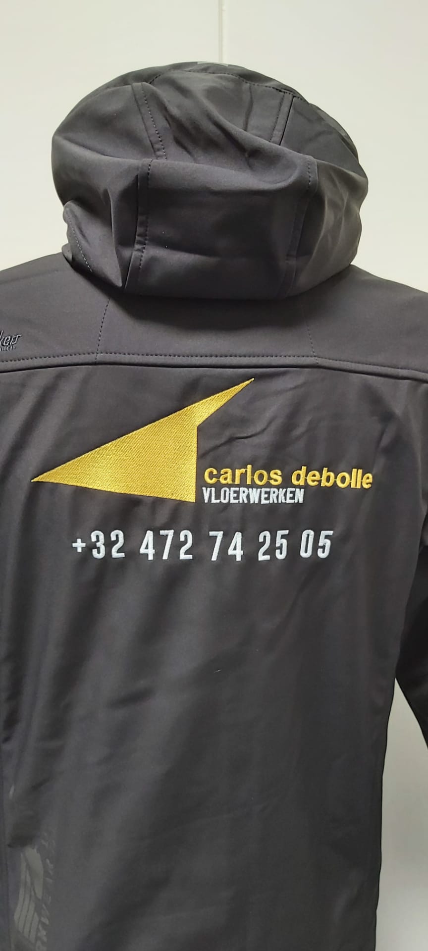 geborduurd logo Carlos Debolle vloerwerken